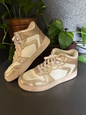 Metallic Silver High Top Sneakers – Girls Size 5 – Target – Good Condition